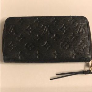 Black Louis Vuitton zippy wallet